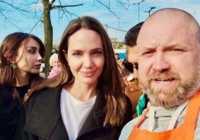 У Джоли с головой плохо. Она даже в Свинарнию ездила со свиньями фотографироваться.