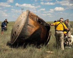 Вся станция состоит из модулей. И спускаемый модуль также пристыкован к станции до поры. Аппарат от слова аппаратура, а модуль он обитаемый. Ещё раз, я совсем недавно был на экскурсии, даже внутрь заглядывал. И на табличке было написано "модуль". А насчёт совершенно не похоже... Ну, не знаю