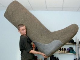 валенком можно кинуть