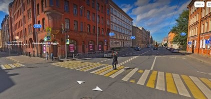 Это нерегулируемый перекресток. Машина охраны ехала по главной, хорошо хоть скорость не успел набрать - там лежачий полицейский метров за 10 до перекрестка. А мальчик непонятно на что рассчитывал, вынырнул как черт из табакерки