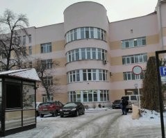 Вот пример.
Выступающая полукругом часть здания это всё операционные.
Много естественного света на случай отключения электроэнергии. 
Сверху во время дождя образуется маленький "бассейн".
Вот там и устанавливают ливнёвку.
Иногда трубы проложены внутри здания по принципу канализации.