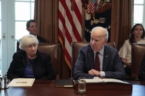 Президент и министр финансов США. 156 лет на двоих. Ну что, господа светлоликие и неполживые, расскажете нам про "советскую геронтократию" и "кремлёвских маразматиков"?