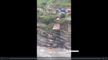 Судя по крыше джипа, выглядывающей из воды - не все переправы проходят удачно....