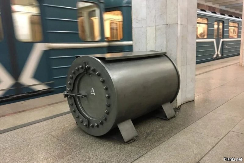 На каждой станции московского метро.