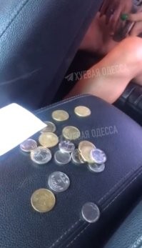 Желтые самые крупные - 1 гривна. Остальные 50 копеек и меньше.
Там гривен на 12-15, это 10% от ее долга. "Считай!" - ху.ли тут считать???