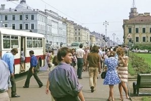 Ленинград, Невский проспект, площадь у Казанского собора. Слева "Икарус", там был хороший обогрев и в самые сильные морозы было тепло. А еще запах резинового сочленения и скрип на поворотах... хорошо было.