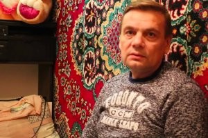 Герой-одиночка прогнал грабителей с самурайскими мечами, бросив в них ящик пива