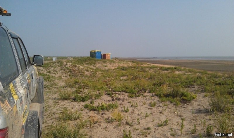 Мелко там. 
Идёшь, идёшь, идёшь... А всё по колено. 
Идёшь, идёшь, по пояс. 
Идёшь, идёшь... Опять по колено...