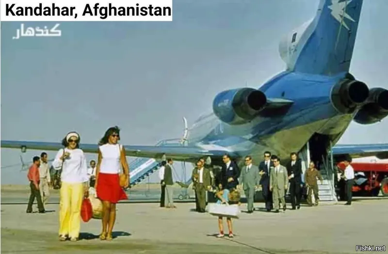 Несколько моих коллег, из тех что совсем старенькие, рассказывали о том, какое светское было государство Афганистан. 
Да бедновато, да простовато, но жили свободно. При этом была даже своя автомобильная промышленность. 
Это все стало меняться с приходом талибов и внедрением правил ислама в повседневной жизни. 
Фото свободно найдены в сети по запросу Афганистан в середине 20 века