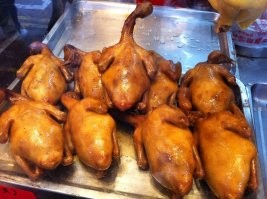 Жителя Сингапура оштрафовали на крупную сумму за кормление голубей