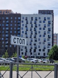 По поводу несуразных окон - см. картинка - пару недель назад в Питере
Архитектор, походу, сошёл с ума