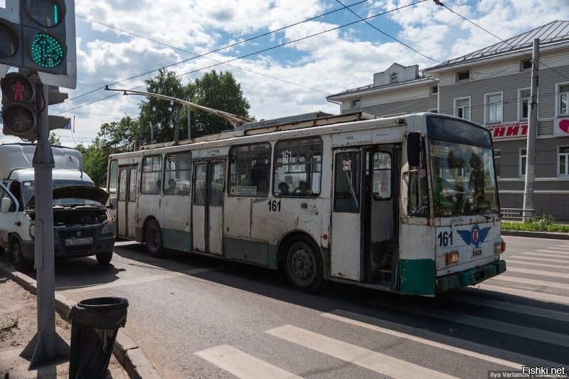 А вот такие троллейбусы по Вологде пассажиров перевозят. Из пяти маршрутов остался только один. После 21-00 на остановке дождаться общественный транспорт это фантастика.
