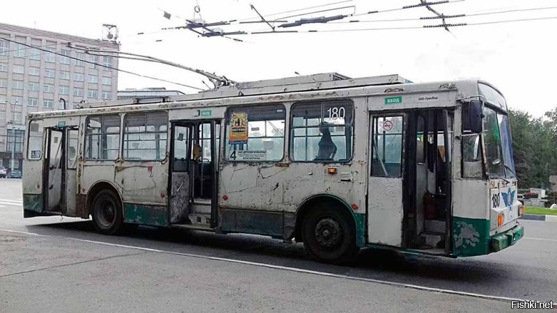 А вот такие троллейбусы по Вологде пассажиров перевозят. Из пяти маршрутов остался только один. После 21-00 на остановке дождаться общественный транспорт это фантастика.