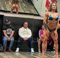 Бабы уже не те: в Великобритании прошёл региональный чемпионат по бодибилдингу