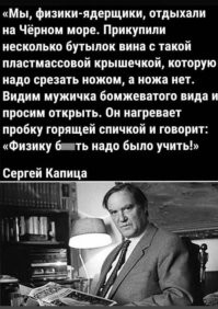 Девушка пытается открыть бутылку штопором