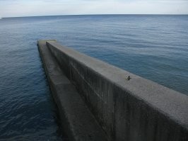 А что там перелазить. По нему пройти можно спокойно. Я именно там не был, но думаю он ничем не отличается от стандартного, как и в Ялте.