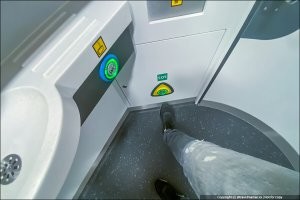 Это не ногами нажимать, нахер бы его туда установили для ног.
Это если человеку станет плохо и он упадет на пол, то мог позвать на помощь.