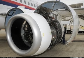"Российский самолёт Superjet 100 в полёте потерял часть обшивки"

Ох уж эти жертвы интернета и журналистов.
Это не обшивка самолёта! Это капот двигателя.
Ну я понимаю, если б девочка-школьница написала бы что это обшивка самолёта... 
А так, только идиот может такой заголовок написать.
