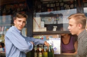 Мы в 90х пиво в ларьках покупали "без стоимости посуды"-переливали в 3х литровые банки, пока пена оседала по паре бутылочек в себя .
А сейчас и пивоварню продали(((