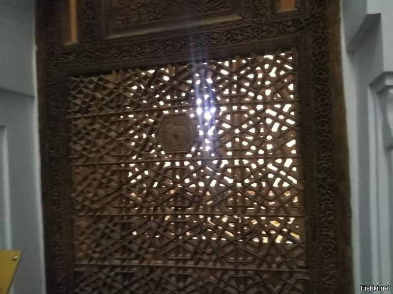 Там же, в Самарканде, недалеко от этого мавзолея, в комплексе Шахи-Зинда, вот за этой решеточкой, покоится двоюродный брат пророка Мухаммеда.