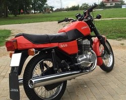 Я когда пацанкой была, на ЯВА 350 638 гоняла по деревне.
На фото для понимания модель, которая была у меня.