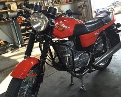 Я когда пацанкой была, на ЯВА 350 638 гоняла по деревне.
На фото для понимания модель, которая была у меня.