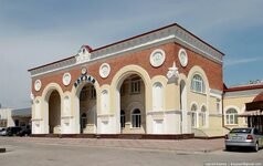 Вокзал станции Евпатория-курорт в Крыму в очень далекие 70-е годы Сейчас его чуть подновили и вокруг него территорию застроили.  Мы семьец при Союзе отдыхали там - так и запомнил...
Кстати, при запросе "вокзал Евпатории" Яндекс выдает и картинку из поста.