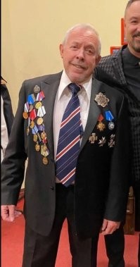 Да ладно вам
Гля какой ОРДЕНОНОСЕЦ:sarcastichand: