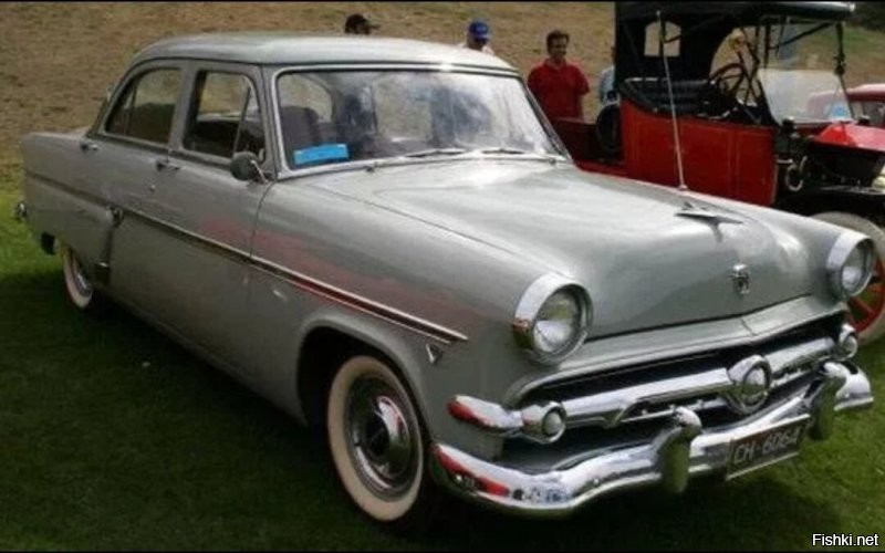 А газ 21 слизали а Ford Mainline 1952. Впрочем, в те годы было много машин с похожим дизайном. Но появился он однозначно не на ГАЗе)