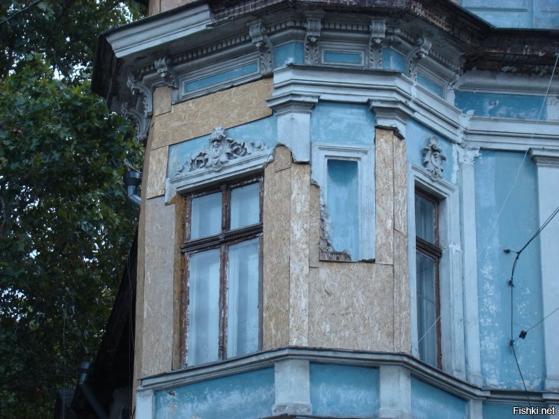 60.


А это тоже исторический центр. Той же одесы. Без каких-либо намёков на обстрелы. 2019-й год. Скаклы-одеситы и сами неплохо справляются.