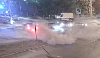 И место подобрал и время. 
Тут тебе сразу и полиция, тут тебе и скорая помощь...

И слепошарый газелист, мусор вывести.