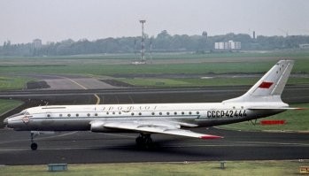 Кстати на 13-й фото печально известный Ту-104Б (рейс 1691).