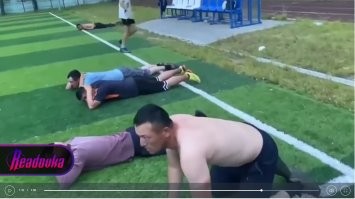 Не совсем понимаю, почему вот этой обезьяне с пыра берцем в табло не объяснили, что надо лечь очень быстро.