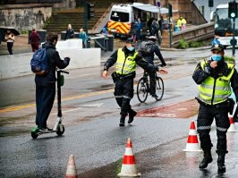 В Европе уже давно взялись за "электровсадников". Проверка скорости, если едет больше разрешенной в 20 км/ч- владельца очень сильно разочаровывают конским штрафом. 
И проверка на бухлишко в крови, если выше 0,2 промиллей- моментально штраф.