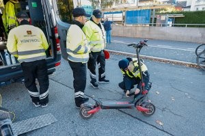В Европе уже давно взялись за "электровсадников". Проверка скорости, если едет больше разрешенной в 20 км/ч- владельца очень сильно разочаровывают конским штрафом. 
И проверка на бухлишко в крови, если выше 0,2 промиллей- моментально штраф.
