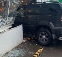 Это как же нужно сэкономить на материалах при строительстве, что машина на небольшой, в общем-то, скорости, снесла и отбойник и стену.