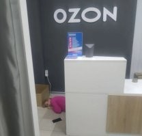 Зомби рядом: в пункте выдачи OZON под Питером обнаружили странного сотрудника