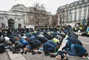 «НО ради молитвы не перекрывают автомобильные дороги в центре столицы!!!»

Да да да, верим, верим.
Только тебе и верим.