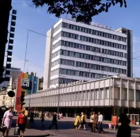 С разницей в надцать лет. Рига, тогда ул. Ленина, теперь Бривибас.