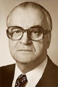 Макисм Мунзук давно стал иностранцем? Мали ли кто где родился. Он был артистом тувинского театра. А как быть с Эрвином Кнаусмюллер? Родился в 1912 г. в Вене. С 1936 года работал в Профинтерне в Москве. Великую Отечественную войну начал в мотострелковой бригаде особого назначения НКВД, позже состоял политинструктором в Коминтерне. В 1947 1950 работал главным редактором немецкой газеты «Миттайлунген» в СССР, с 1951 диктором в радиокомитете. Потом снимался в кино. НО БЫЛ ГРАЖДАНИНОМ СССР.