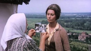 Софи Лорен в фильме "Подсолнухи", в нем и Марчелло Мастроянни снимался.