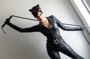 "он заманивает кошку и специально заставляет её оставаться у него" - а почему бы и нет?