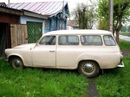 Интересный экземпляр.
Skoda 1200 универсал.
Универсал при этом имеет интересную компоновку 3+1. Наличие 2 боковых дверей только с пассажирской стороны.