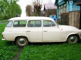 Интересный экземпляр.
Skoda 1200 универсал.
Универсал при этом имеет интересную компоновку 3+1. Наличие 2 боковых дверей только с пассажирской стороны.