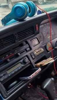 Хм... Блютуз наушники поставили на зарядку. 
Эка невидаль.