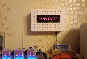 Во-первых, это красиво... 

Надо сказать, что несмотря на название проекта, эта поделка особой депрессии у меня не вызывает. Обилие цифр настораживает, конечно, но их ежесекундное уменьшение наводит и на позитивные мысли. Тем более, что ипотека (а брал я её не для себя, фактически, а для пожилой уже мамы, которую пришлось перевозить поближе к себе после смерти отца) для нашего семейного бюджета напряжна, конечно, но не так, чтобы очень. На хлебе и воде не сидим и то ладно.
Ну и кроме того, было интересно, осилю ли я такой проект. Я по профессии электронщик-ремонтник, проектированием никогда особо не занимался, вот и решил попробовать себя в разработке непростого для моего уровня знаний схемотехники и программирования устройства. Готовых решений в интернете я не нашёл, пришлось всё делать ручками. Никаких ардуин и прочего, старая добрая Атмега и код в Си. А это, кстати, не просто счётчик, в который забито число, от которого каждую секунду вычитается единица, в таймер вводятся текущая и финишная даты, между которыми он и рассчитывает секунды. А годы бывают обычными и високосными, в месяцах тоже разное число дней, чтобы всё это считалось правильно, пришлось всё переводить в юлианские дни и считать через них. С выводом чисел на индикатор тоже были проблемы, первую версию сделал на спец. микросхемах-драйверах индикаторов, так оно глючило страшно, пришлось переделывать по старинке, на цепочку сдвиговых регистров. В общем, заработало всё это далеко не с первого раза.  Но заработало же 
Вот, теперь и корпус прикрутил для пущей красоты. А придумывание корпуса для меня, как и для любого электронщика, это этап боли и унижений.