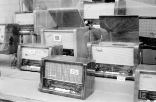 Судя по ценникам, эта витрина до 1961.
Средняя зарплата в 1955 - 711 рэ., в 1960 - 800 рэ.
Цены, мягко говоря, кусаются.