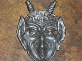 Был такой, куда делся не помню. И ещё пепельница с чёртом.