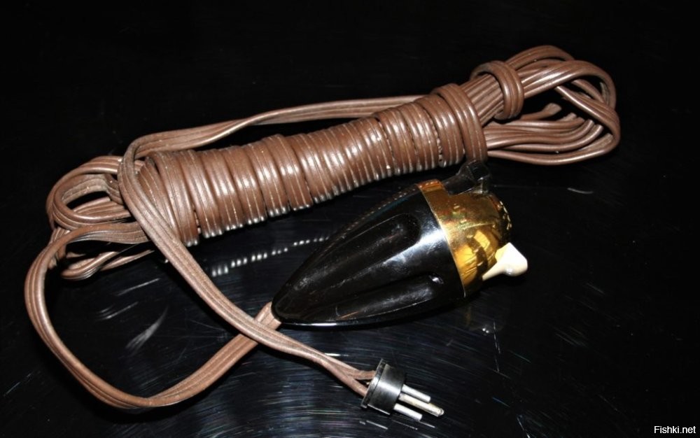 Это проводной пульт, потом был световой пульт (фото зеленого фонарика ниже), затем уже были ультразвуковые пульты Zenith Space Commander.

Первый пульт ДУ для управления телевизором был разработан Юджином Полли, сотрудником американской компании Zenith Radio Corporation в начале 1950-х годов. Он был соединён с телевизором кабелем. В 1955 году был разработан беспроводной пульт Flashmatic, основанный на посылании луча света в направлении фотоэлемента. Фотоэлемент не мог отличить свет из пульта от света из других источников. Кроме того, требовалось направлять пульт точно на приёмник.
В 1956 году американец еврейско-австрийского происхождения Роберт Адлер разработал беспроводной пульт Zenith Space Commander. Он был механическим и использовал ультразвук для задания канала и громкости. Когда пользователь нажимал кнопку, она щёлкала и ударяла пластину. Каждая пластина извлекала шум разной частоты и схемы телевизора распознавали этот шум.