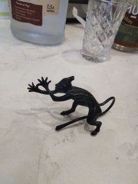 Это лет сорок назад, ездил с мамой на экскурсию в Свердловск(город такой, за Уралом)ну и там где-то, в каком то музее, сувенир приобрели. Но храню, храню...
А вторая статуэтка ещё старше, её маме подарили когда она училась. Лет, наверное, писятпять назад!